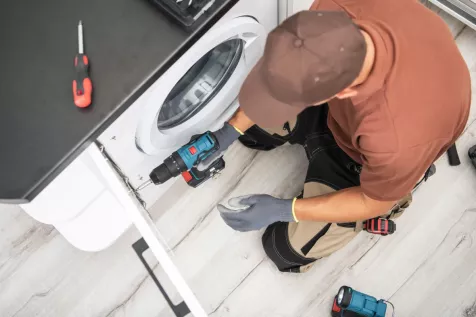 técnico revisando lavasecadora Siemens